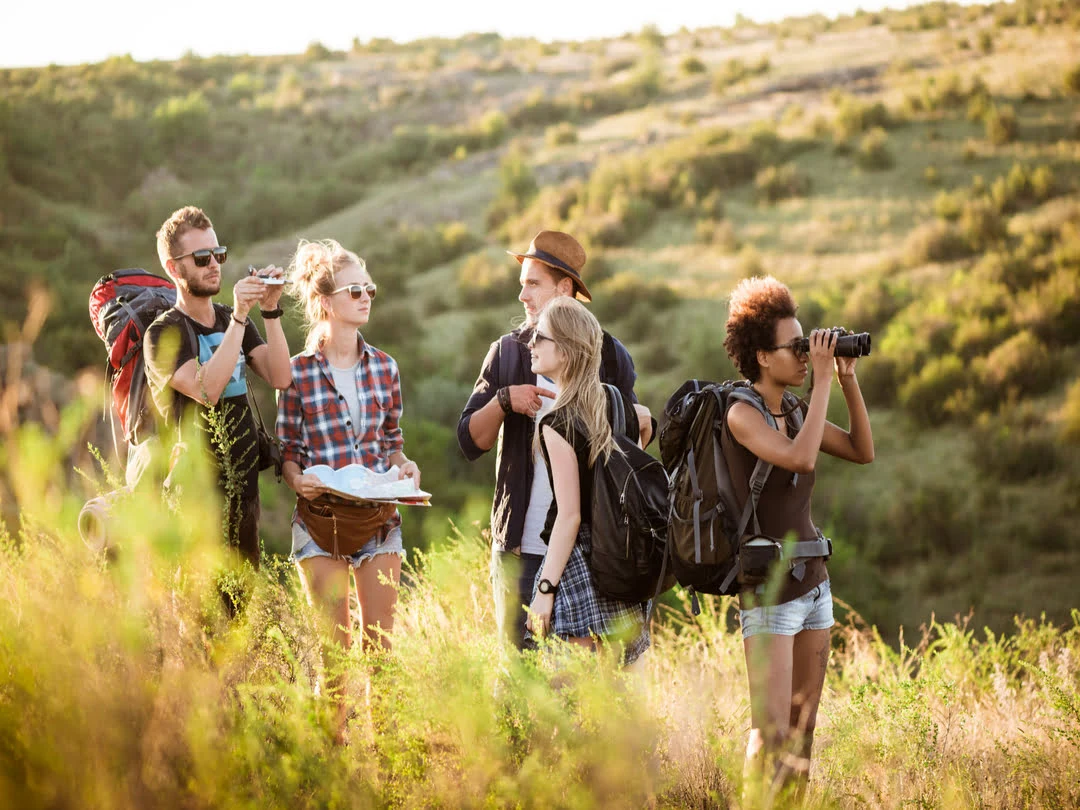 young-friends-with-backpacks-enjoying-Bansko